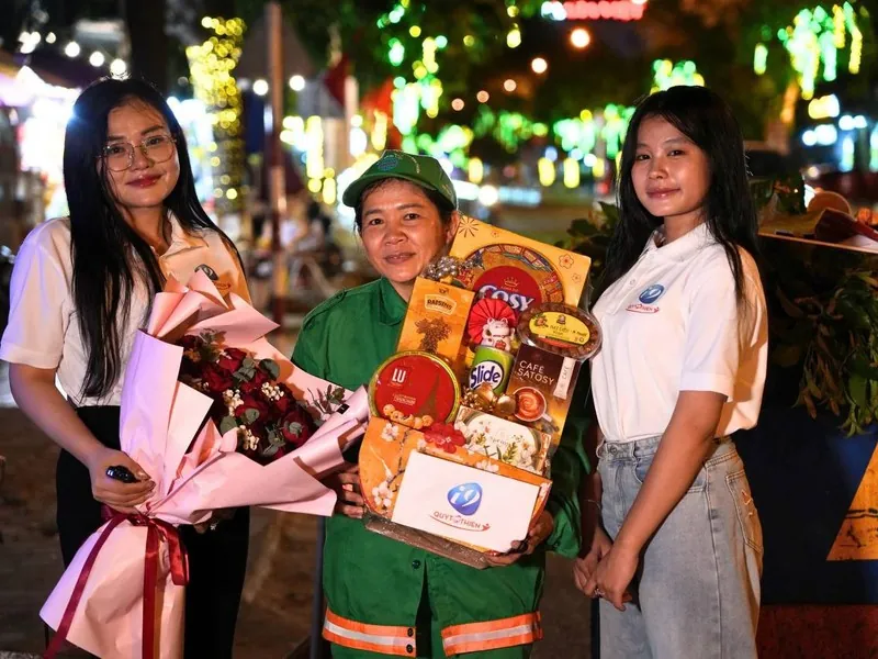 Đại diện dịch vụ khách hàng đang hỗ trợ người chơi topgamebai