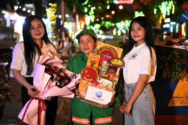 Hình ảnh hỗ trợ khách hàng và các câu hỏi thường gặp