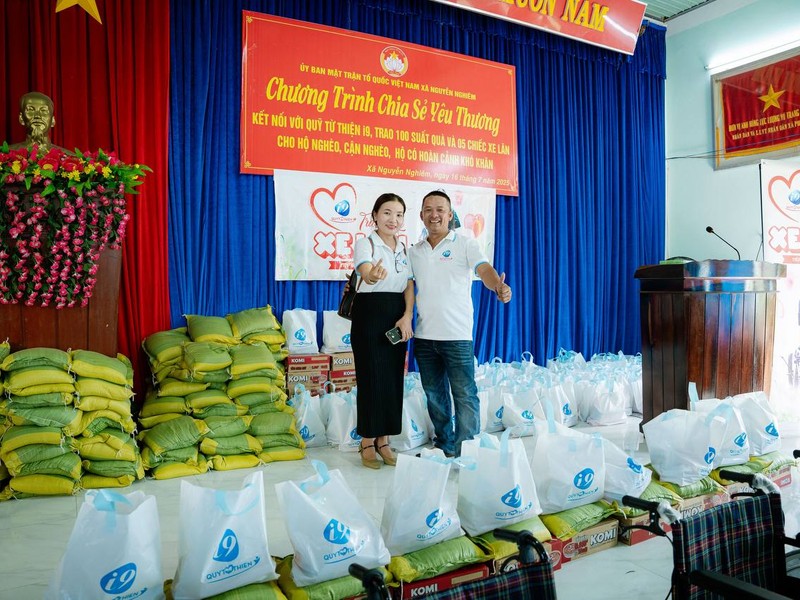 Một nhóm người đang nắm tay nhau trong vòng tròn, tượng trưng cho sự hỗ trợ và cộng đồng trong việc vượt qua vấn đề cờ bạc.