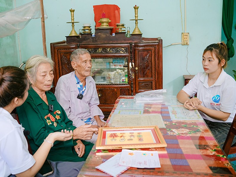 Hình ảnh bàn Poker với các người chơi và chip cược