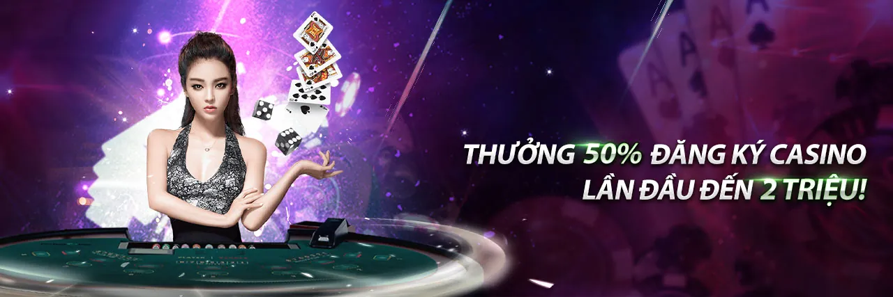 Bàn chơi Poker Texas Hold'em với các quân bài và chip