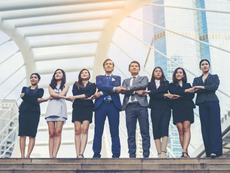 Một người đang kiểm tra ngân sách của mình, thể hiện sự tự kiểm soát trong cờ bạc có trách nhiệm.